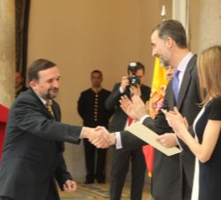 El Rey entrega a Sergio Vila-Sanjuán el Premio Nacional de Fomento de la Lectura 2013, concedido al suplemento cultural del diario La Vanguardia (Cult