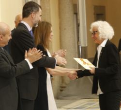 La Reina entrega a Carmen Solé Vendrell el Premio Nacional de Ilustración 2013.