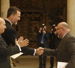 Don Felipe entrega a Antón Castro el Premio Nacional de Periodismo Cultural 2013.