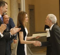 Doña Letizia entrega a Luis Goytisolo el Premio Nacional de las Letras Españolas 2013.