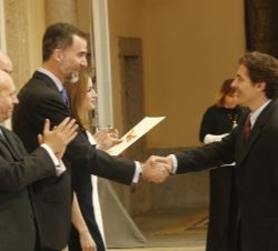 Don Felipe entrega a José Miguel Gómez el Premio Nacional de Música Modalidad de Interpretación 2013, concedido al Trío Arbós.