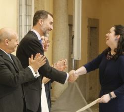 Don Felipe felicita a Cecilia Bercovich tras recibir el Premio Nacional de Música Modalidad de Interpretación 2013, concedido al Trío Arbós.