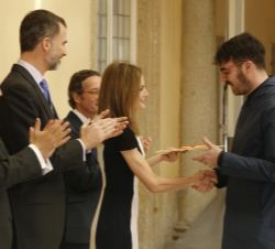 La Reina entrega a Marcos Mora el Premio Nacional de Danza Modalidad Creación 2013.