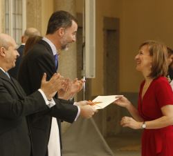 El Rey entrega a  Ione Irazábal el Premio Nacional de Teatro 2013, concedido a Ramón Barea.
