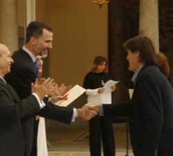 Don Felipe entrega a Manuel Ángel Sánchez el Premio Nacional de Artes Escénicas para la Infancia y la Juventud 2013, concedido a la  Compañía Teloncil