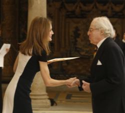 La Reina entrega a Alberto Schommer el Premio Nacional de Fotografía 2013.