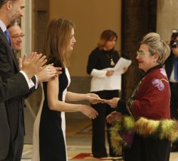 Doña Letizia entrega a Carmen Calvo el Premio Nacional de Artes Plásticas 2013.