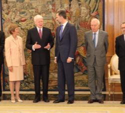 Don Felipe junto al Presidente de Islandia, el ministro de Asuntos Exteriores y de Cooperación, el embajador de España en Islandia, la embajadora de I