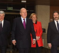 Don Juan Carlos, a su llegada, con la presidenta de ABC, el presidente de Vocento y el director de ABC.