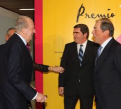 Su Majestad el Rey Don Juan Carlos conversa con Antonio y Eduardo Miura y el consejero delegado de Taurodelta, entidad patrocinadora del premio.
