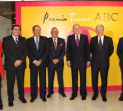 El Rey Don Juan Carlos, con Eduardo y Antonio Miura, la presidenta de ABC, el consejero delegado de Taurodelta, el presidente de Vocento y el director