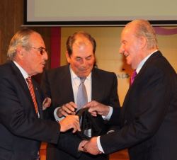 Don Juan Carlos entrega el VII Premio Taurino ABC a Antonio y Eduardo Miura.