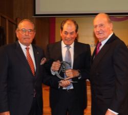 Su Majestad el Rey Don Juan Carlos, con Eduardo y Antonio Miura, tras entregarles el galardón.