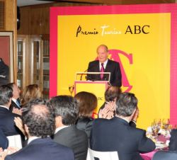 Los invitados aplauden a Su Majestad el Rey Don Juan Carlos al finalizar su intervención.