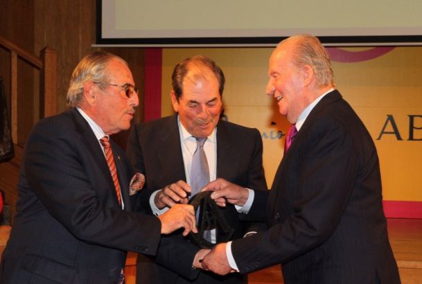 Don Juan Carlos entrega el VII Premio Taurino ABC a Antonio y Eduardo Miura.