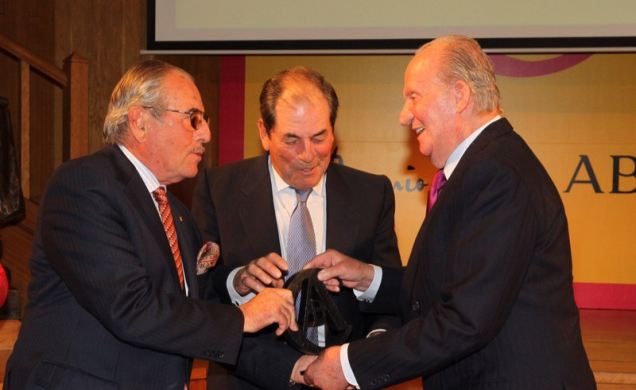 Don Juan Carlos entrega el VII Premio Taurino ABC a Antonio y Eduardo Miura.