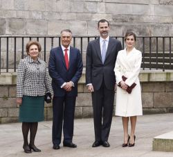 Don Felipe y Doña Letizia con el Presidente Cavaco Silva y su esposa, antes del almuerzo que compartieron.