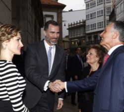 Don Felipe y Doña Letizia reciben al Presidente de Portugal y su esposa a su llegada.