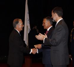 El Presidente de Portugal entrega la Medalla de Oro del Eixo Atlántico a Carlos Beltrán.