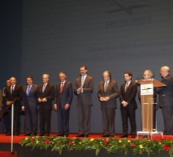 Don Felipe y el Presidente Cavaco Silva, con los premiados y los responsables de Eixo Atlántico.