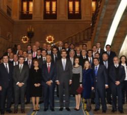 Los Reyes, el Presidente de Portugal y su esposa, el presidente de la Xunta de Galicia, la ministra de Fomento y los alcaldes de los municipios y los 