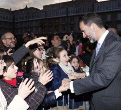Don Felipe saluda a los ciudadanos que se congregaron en el exterior del Palacio Municipal.