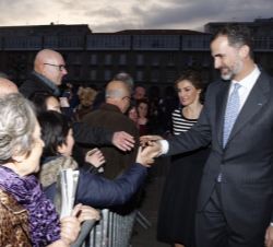 Los Reyes saludan a los ciudadanos que acudieron a darles la bienvenida.