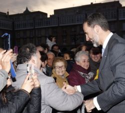 El Rey saluda a los ciudadanos que se congregaron en el exterior del Palacio Municipal.