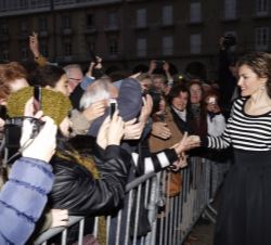 Doña Letizia saluda a los coruñeses que acudieron al Palacio Municipal.