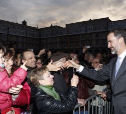 Don Felipe saluda a los ciudadanos que se congregaron en el exterior del Palacio Municipal.