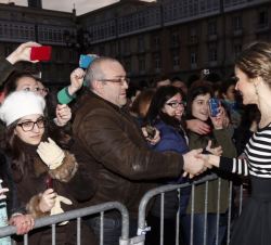 La Reina saluda a los coruñeses que acudieron al Palacio Municipal.