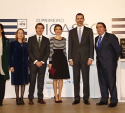 Sus Majestades los Reyes junto al presidente de la Xunta de Galicia, la ministra de Fomento, el alcalde de A Coruña y la presidenta del Parlamento de 