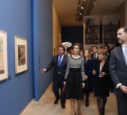 Sus Majestades los Reyes, durante su recorrido por la exposición, acompañados por la comisaria, Malén Gual