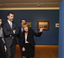 La comisaria de la exposición, Malén Gual, muestra a Don Felipe y Doña Letizia el óleo de Pablo Picasso "Don José Ruiz de perfil"