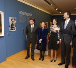 Sus Majestades los Reyes, con el presidente de la Xunta de Galicia, la ministra de Fomento, el alcalde de A Coruña y la comisaria de la muestra, obser