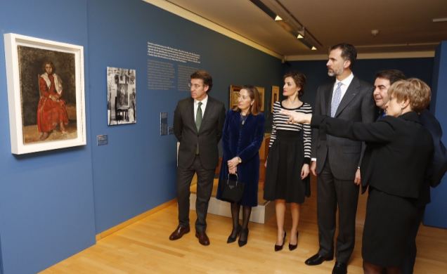 Sus Majestades los Reyes, con el presidente de la Xunta de Galicia, la ministra de Fomento, el alcalde de A Coruña y la comisaria de la muestra, obser