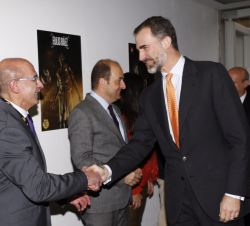 Su Majestad el Rey recibe el saludo del director de la Sección de Baloncesto del FC Barcelona