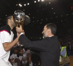 Su Majestad el Rey hace entrega de la Copa de campeón al capitán del Real Madrid, Felipe Reyes
