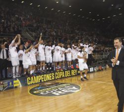 Don Felipe se retira aplaudiendo después de hacer entrega de la copa de campeón al Real Madrid