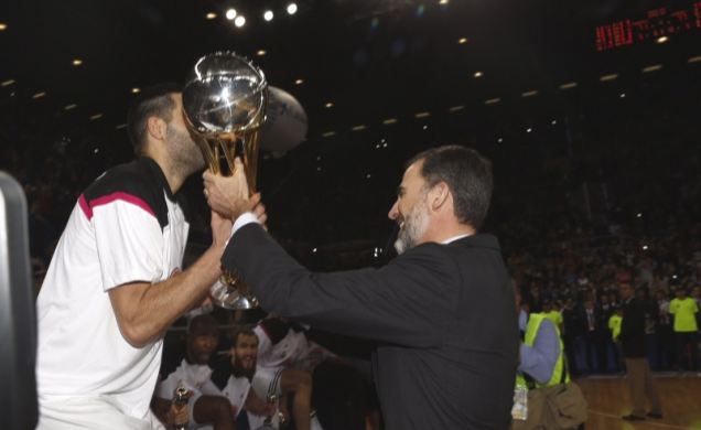 Su Majestad el Rey hace entrega de la Copa de campeón al capitán del Real Madrid, Felipe Reyes