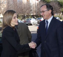Su Majestad la Reina a su llegada al Centro de Recursos Educativos de la ONCE, es recibida por el ministro de Sanidad, Servicios Sociales e Igualdad y