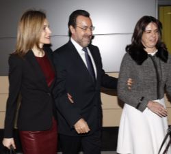 Su Majestad la Reina a su llegada a la reunión, acompañada por el presidente del Consejo General de la ONCE, Miguel Carballeda y la directora del Cent
