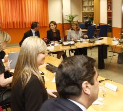 Su Majestad la Reina durante la reunión del Consejo de Real Patronato sobre Discapacidad