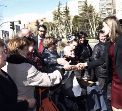 Su Majestad la Reina saluda a varias personas a su salida de la reunión del Consejo del Real Patronato sobre Discapacidad