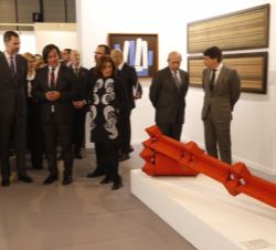 Don Felipe y Doña Letizia conversan con el galerista colombiano Leon Tovar