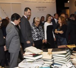 Sus Majestades los Reyes contemplan la obra de la artista argentina Liliana Porter