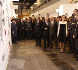 Sus Majestades los Reyes durante su recorrido en Arco