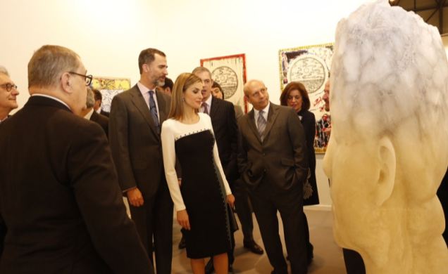 Don Felipe y Doña Letizia frente a una de las esculturas expuestas en Arco