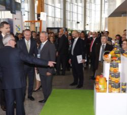 Su Majestad el Rey durante su recorrido por los stands