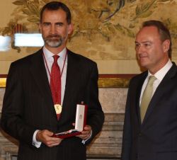 Don Felipe acompañado por el presidente de la Generalitat, Alberto Fabra, tras recibir la Alta Distinción de la Generalitat Valenciana